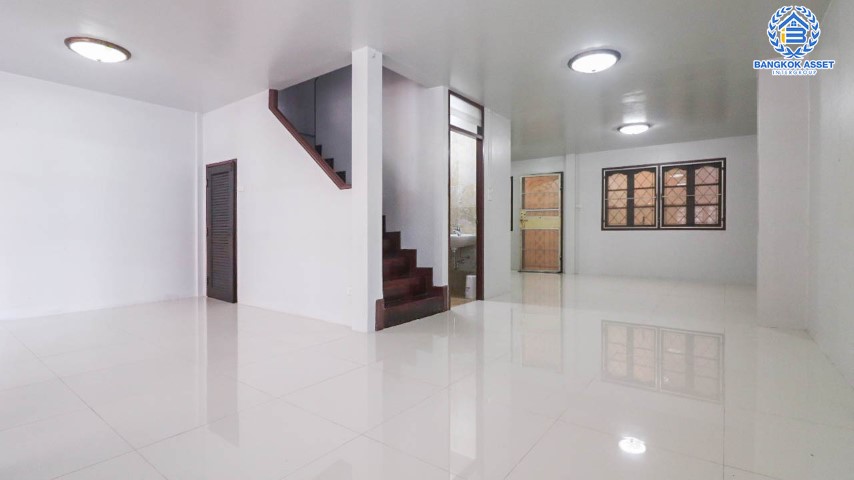 *****ทาวน์เฮ้าส์มือสองย่านนนทบุรี ม.ทิพย์นคร กรุงเทพ-นนทบุรี หลังมุม! เนื้อที่เยอะแบบจัดเต็มถึง 39 ตร.ว. ฟังก์ชัน 3 ห้องนอน 2 ห้องน้ำ 3 ที่จอดรถ บนทำเลเดินทางสะดวก เพียง 550 เมตรก็ถึงรถไฟฟ้าสายสีม่วง "สถานีแยกติวานนท์" และทางด่วน "งามวงศ์วาน" ห้ามพลาด!